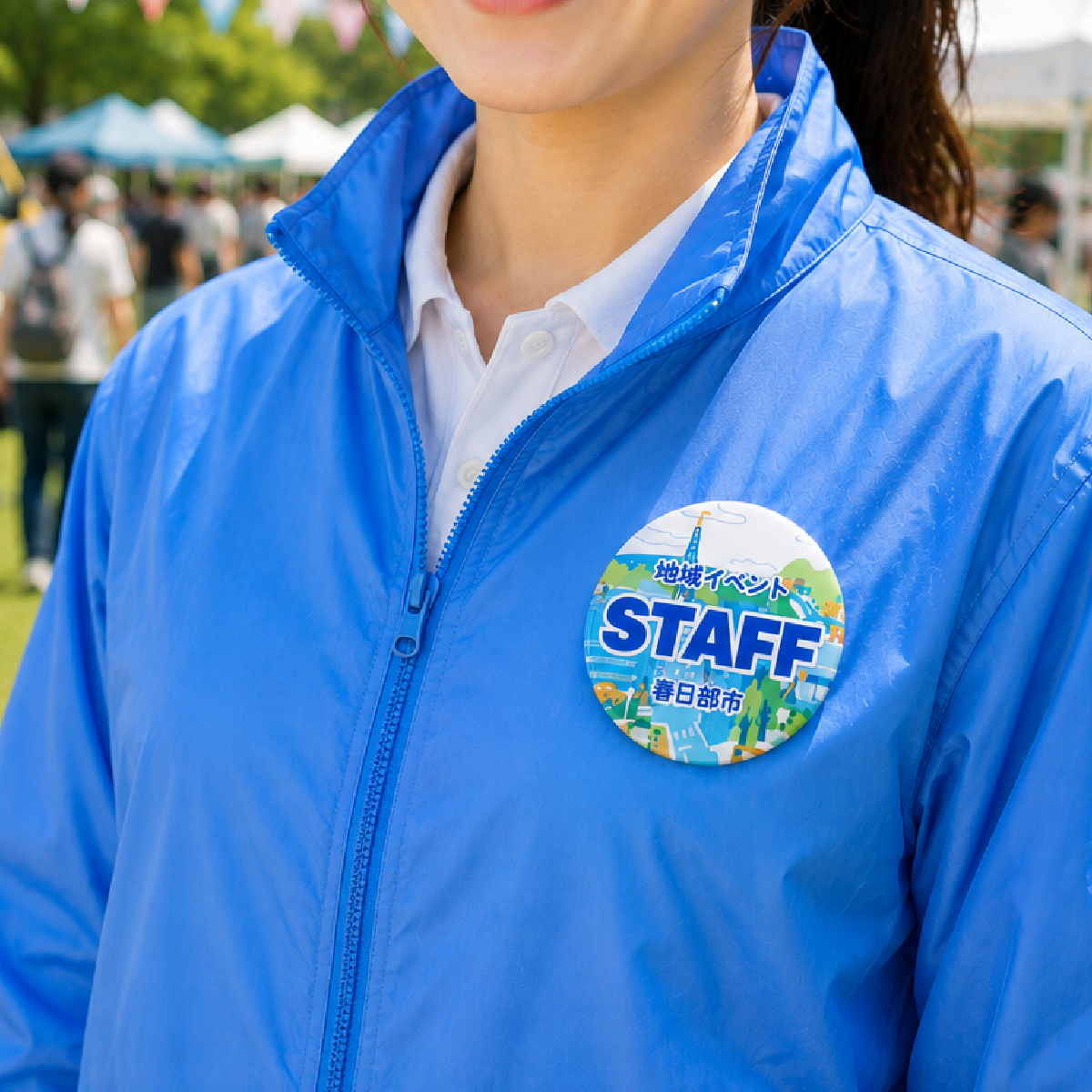 円形缶バッジを着用したイメージ